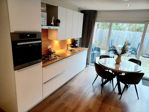 Kitchen or kitchenette, Dining area, dishwasher