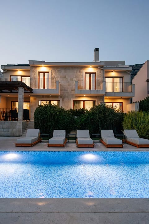 Property building, Day, Swimming pool