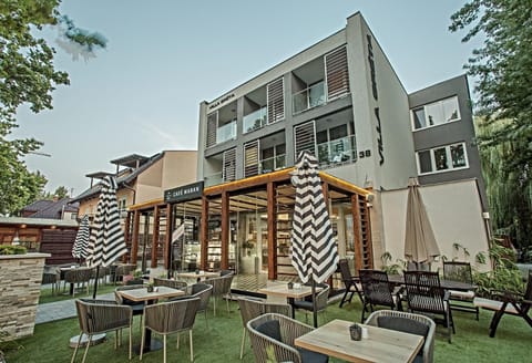 Restaurant/places to eat, Summer, Balcony/Terrace