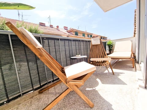 Balcony/Terrace, sunbed