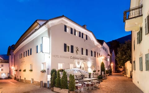 Facade/entrance, Night