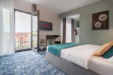 Bed, TV and multimedia, Balcony/Terrace, Photo of the whole room, Bedroom