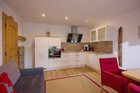 Coffee/tea facilities, Kitchen or kitchenette, Seating area, Dining area, oven, stove