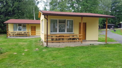 Property building, Facade/entrance, Garden, Seating area, Parking