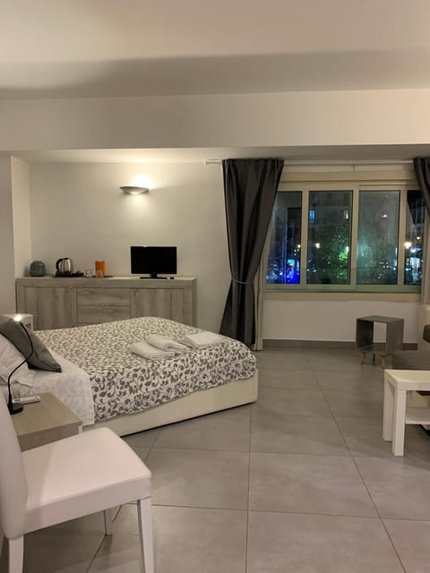 Bed, TV and multimedia, Bedroom