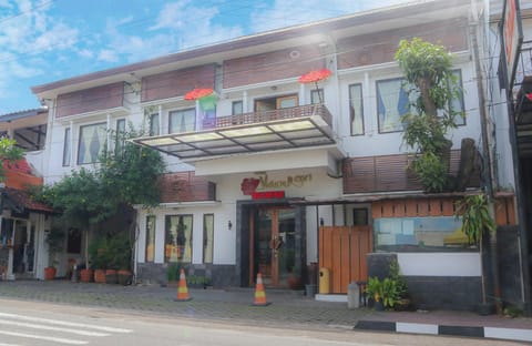 Property building, Day, Neighbourhood, Street view