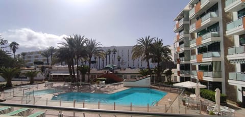 Property building, Balcony/Terrace, Pool view