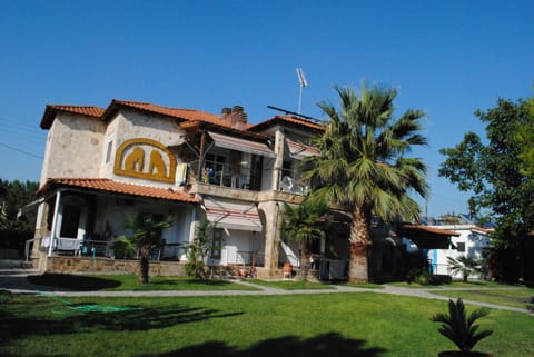 Property building, Day, Garden