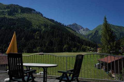 Natural landscape, Garden, Balcony/Terrace, Mountain view