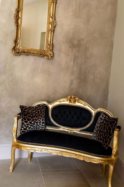 Le Clos Violette et Le 11 D'Aglaé - Appart' Hôtel de Charme Design de Luxe Apartment hotel in L'Isle-sur-la-Sorgue