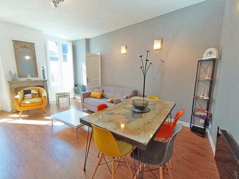 Seating area, Dining area