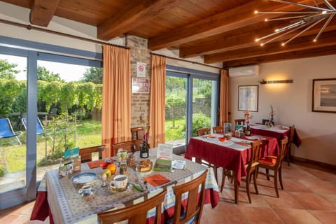 Food and drinks, Seating area, Food, Breakfast, Drinks