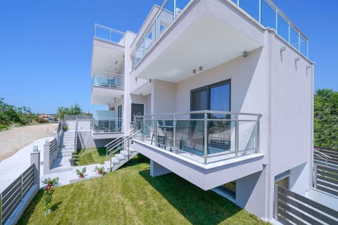Property building, Facade/entrance, Balcony/Terrace