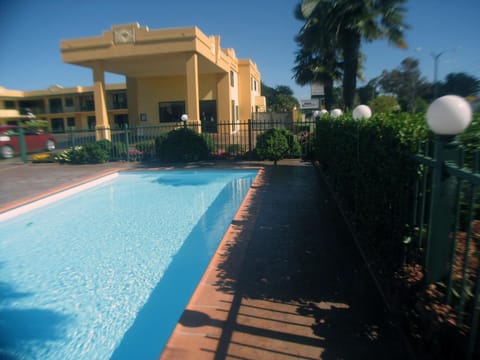 Property building, Day, Swimming pool