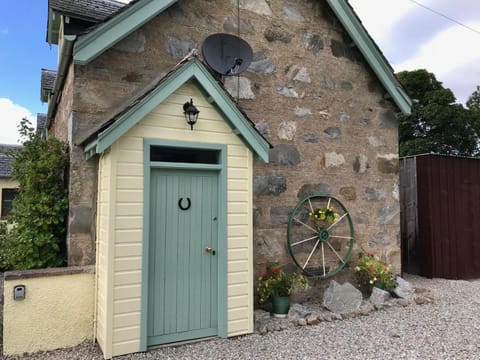 Rosemount Bothy - Highland Cottage House in Scotland