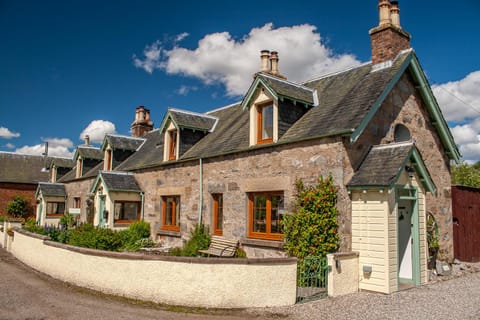 Rosemount Bothy - Highland Cottage House in Scotland