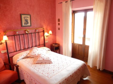Bed, TV and multimedia, Balcony/Terrace, Photo of the whole room, Bedroom, Sunrise