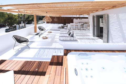 Patio, BBQ facilities, Hot Tub, Balcony/Terrace, Living room, Seating area