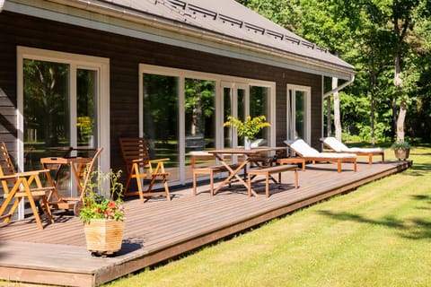Property building, Patio, Summer, Garden, Seating area, Dining area, sunbed