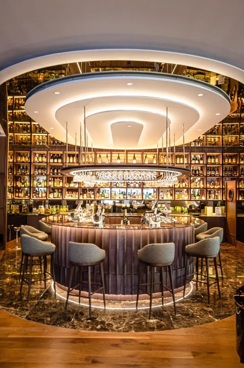 Lounge or bar, Food and drinks