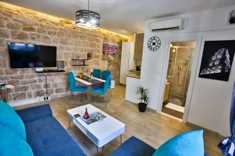 TV and multimedia, Kitchen or kitchenette, Living room, Seating area, air conditioner