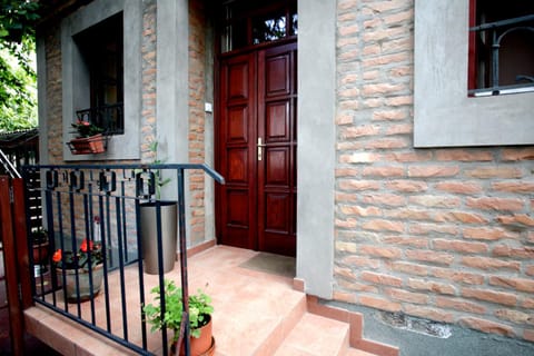 Facade/entrance