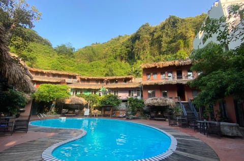 Day, Swimming pool