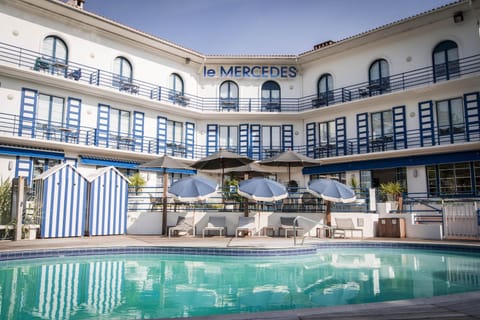 Property building, Patio, Day, Pool view, Swimming pool, sunbed