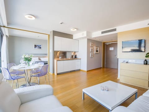 Kitchen or kitchenette, Living room, Seating area, Dining area