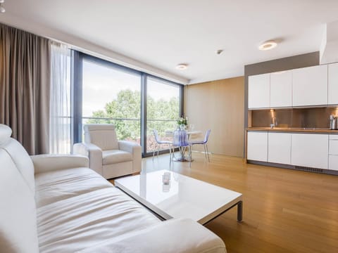 Kitchen or kitchenette, Living room, Seating area, Dining area