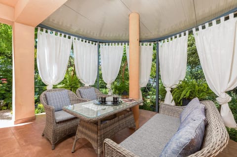 Patio, Facade/entrance, Day, Garden, Balcony/Terrace, Seating area, Garden view