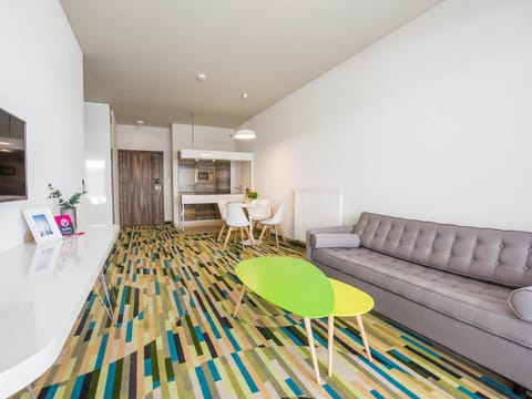 TV and multimedia, Kitchen or kitchenette, Living room, Seating area, Dining area
