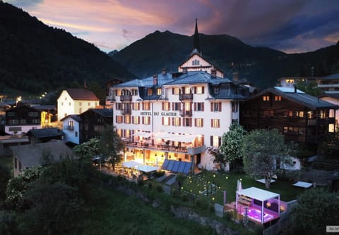 Property building, Restaurant/places to eat, Garden, Balcony/Terrace, Swimming pool