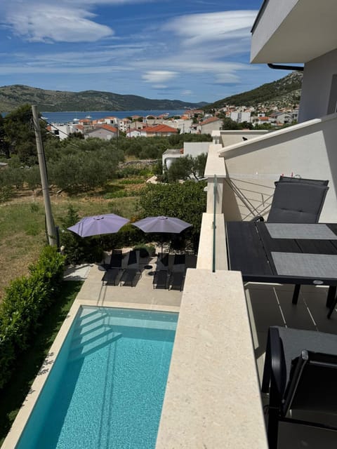 Mountain view, Pool view