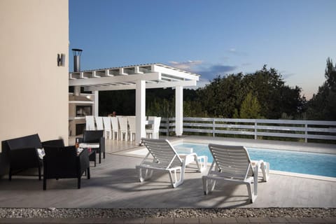 Swimming pool, sunbed