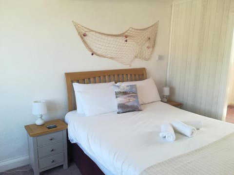 Bed, Photo of the whole room, Decorative detail, Bedroom, hair dresser