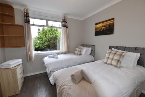 Sighthill 3 Bedrooms with Private Garden Villa in Edinburgh