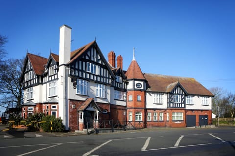 Patio, Restaurant/places to eat, Facade/entrance, Garden, Balcony/Terrace, Seating area, Food, Street view, Area and facilities, Drinks, Alcoholic drinks, Non alcoholic drinks