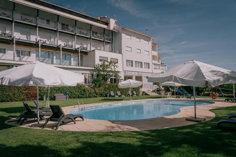 Property building, Garden, Swimming pool, sunbed