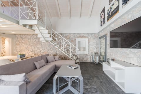 TV and multimedia, Coffee/tea facilities, Kitchen or kitchenette, Living room, Seating area, Dining area