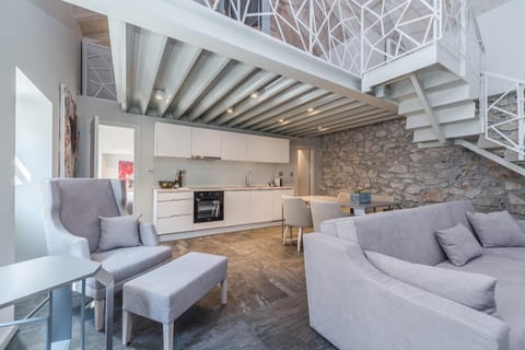 TV and multimedia, Kitchen or kitchenette, Living room, Seating area, Dining area