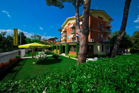 Facade/entrance, Garden
