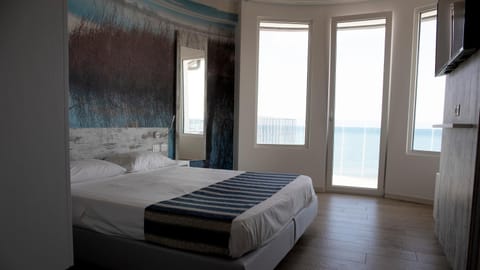 Photo of the whole room, Bedroom, Sea view