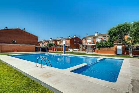 Property building, Garden, Swimming pool