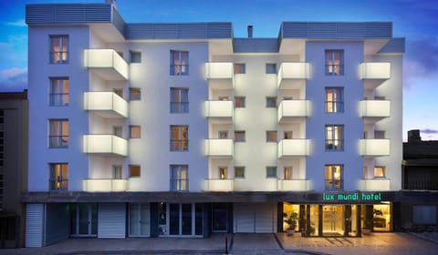 Facade/entrance