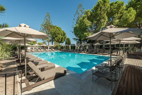 Swimming pool, sunbed