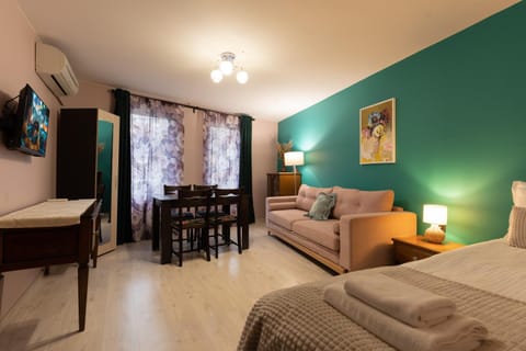TV and multimedia, Living room, Seating area, Dining area