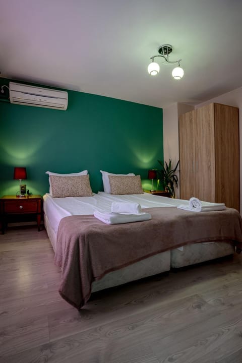 Bed, Photo of the whole room, Bedroom, air conditioner
