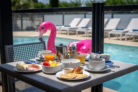 Patio, Day, Balcony/Terrace, Food and drinks, Food, Pool view, Swimming pool, Swimming pool, Breakfast, Continental breakfast, Drinks, sunbed