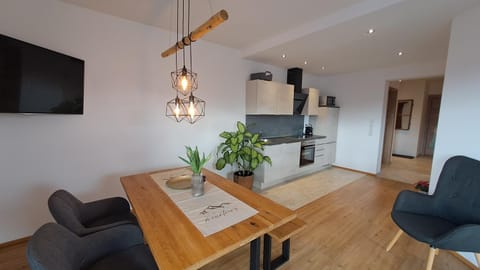 TV and multimedia, Kitchen or kitchenette, Living room, Seating area, Dining area, stove